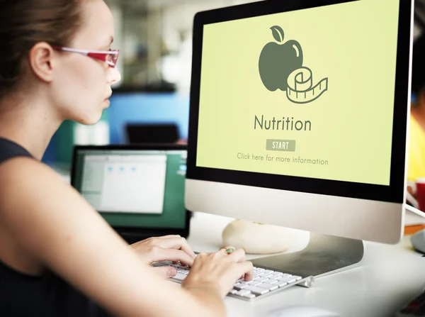 Empresaria que trabaja en el ordenador con la nutrición — Foto de Stock