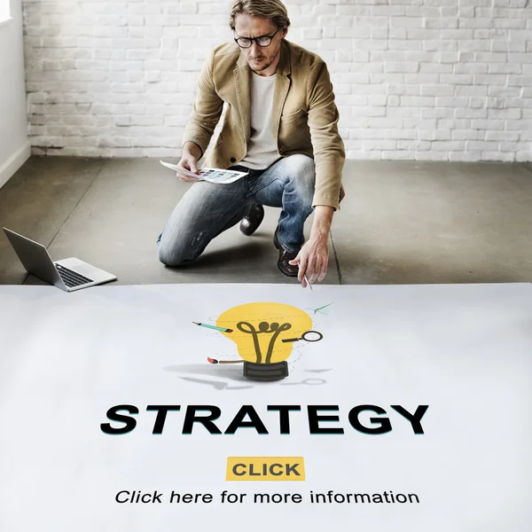 Zakenman werken met strategie — Stockfoto