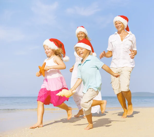 Szczęśliwa rodzina z dziećmi na plaży — Zdjęcie stockowe
