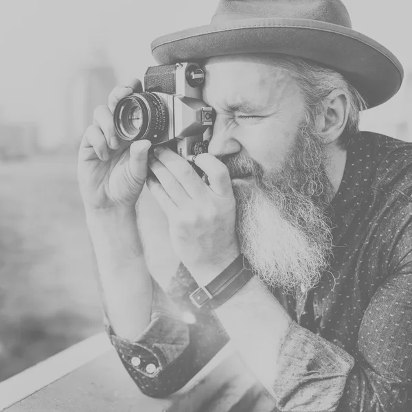 Elegante hombre hipster haciendo foto —  Fotos de Stock