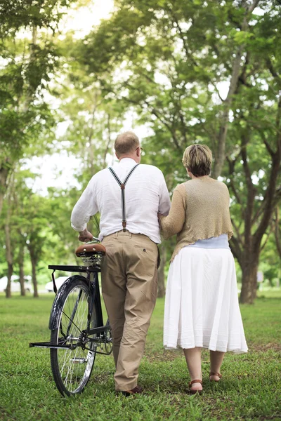 Heureux couple senior en plein air — Photo