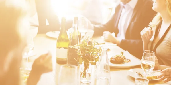 People enjoying food — Stock Photo, Image