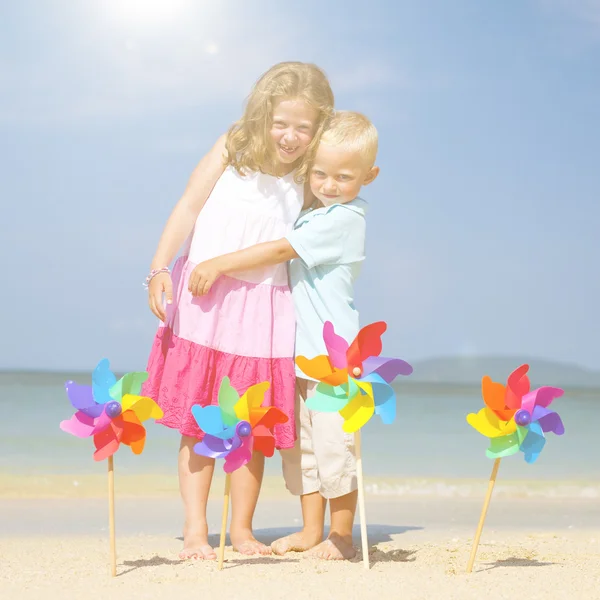 Sommaren barn embracing på en tropisk strand — Stockfoto