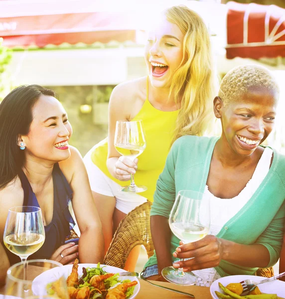Diversiteit vrouwen drinken champagne — Stockfoto