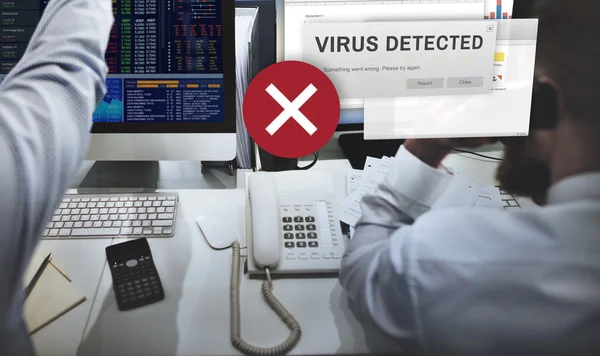 Uomini d'affari che lavorano e virus rilevati — Foto Stock