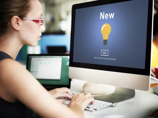 Businesswoman working on computer with new — Stock Photo, Image