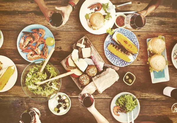 Diversiteit heerlijk eten op feestje — Stockfoto