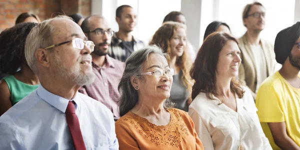 Diversiteit mensen tijdens vergadering — Stockfoto