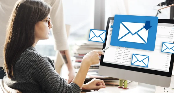 Mujer mostrando en monitor con correo — Foto de Stock