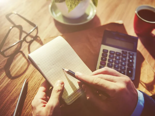 Empresário escrevendo em notebook — Fotografia de Stock