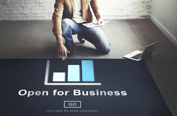 Empresário trabalhando com aberto para negócios — Fotografia de Stock
