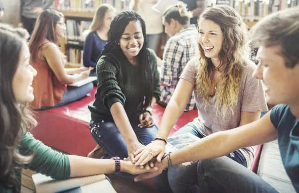 Diversité et étudiants heureux ensemble — Photo