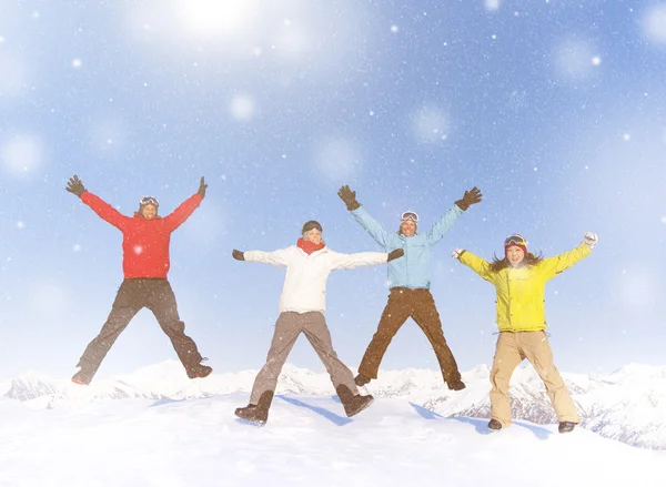 Amigos pulando na neve — Fotografia de Stock