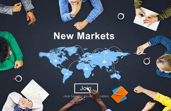 Obchodní lidé ukazují na nové trhy — Stock fotografie