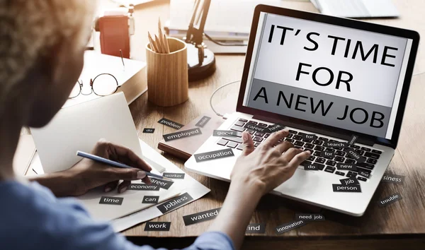 Frau arbeitet mit neuem Laptop — Stockfoto