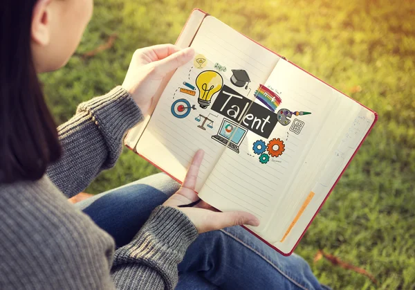 Mujer leyendo libro y talento — Foto de Stock