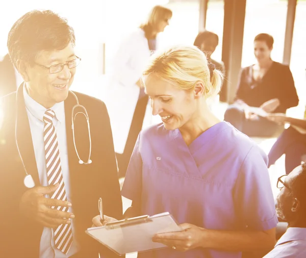 Grupo de Médicos Durante la Discusión — Foto de Stock