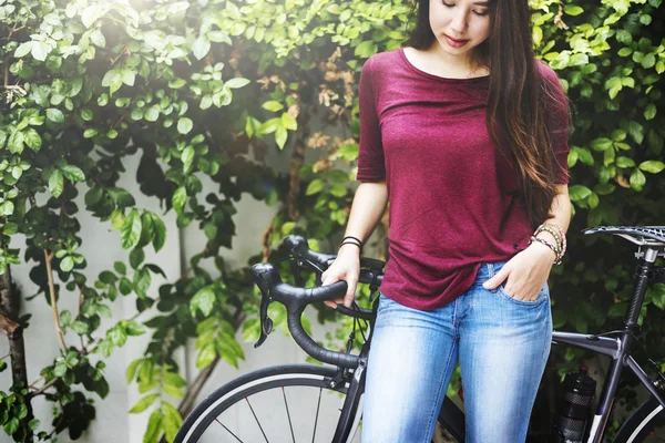 Frau mit Fahrrad auf Straße — Stockfoto