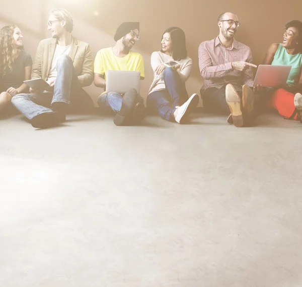 Diversity friends near wall — Stock Photo, Image