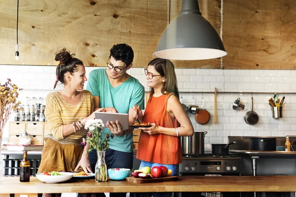 Freunde verbringen Zeit miteinander, essen zusammen — Stockfoto