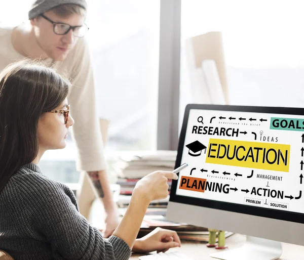 Mujer mostrando en monitor con la educación — Foto de Stock