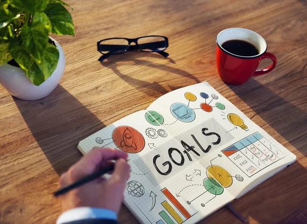 Hombre trabajando con el concepto de metas — Foto de Stock