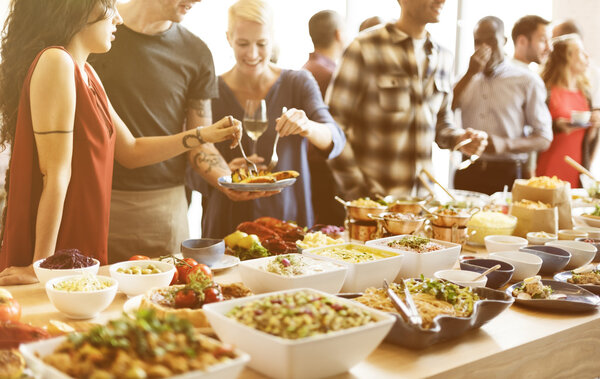 Люди наслаждаются едой
 