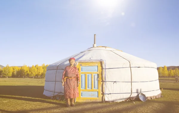 Mongoliska Lady nära tält — Stockfoto