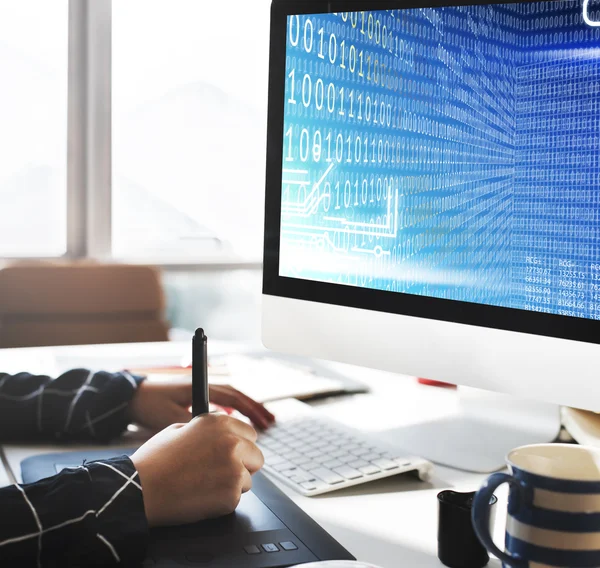 bilgisayar monitörü ikili kodu içeren