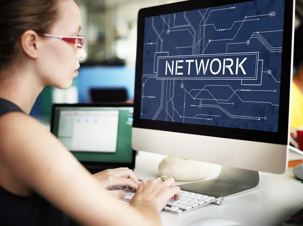 Geschäftsfrau arbeitet am Computer mit Netzwerk — Stockfoto