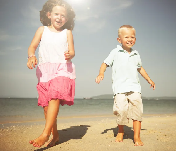 Jonge kinderen plezier op het strand — Stockfoto