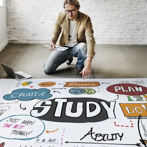 Hombre de negocios trabajando con el estudio — Foto de Stock