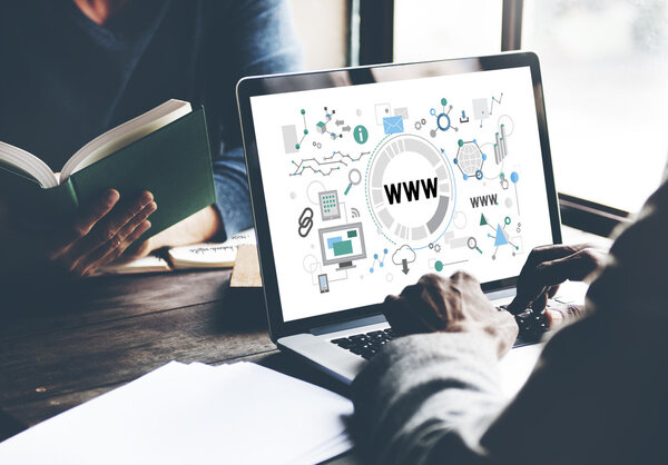 Человек работает с компьютером
