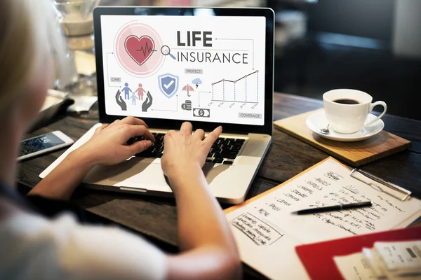 Kvinnliga händer med laptop — Stockfoto