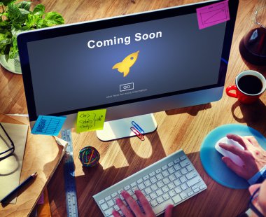 Bilgisayar kullanan adam