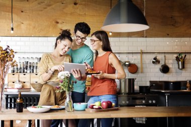 Arkadaşlar birlikte, vakit akşam yemeği var