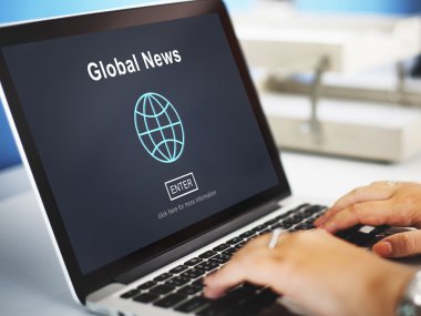 Dizüstü bilgisayar ile Global News kullanan kadın