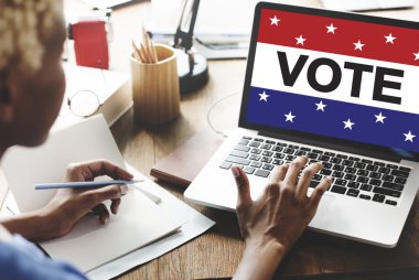 oy ile dizüstü bilgisayar üzerinde çalışan kadın