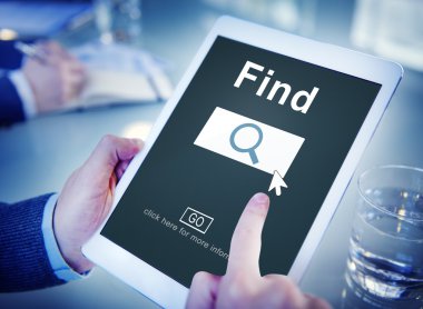 Tablet kullanan adam  