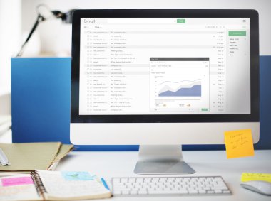 bilgisayar metin üstünde perde ile