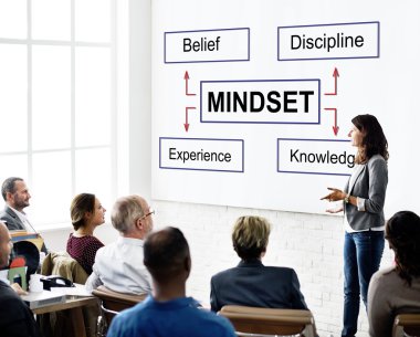 İnsanlar dinliyor sunu tanışma