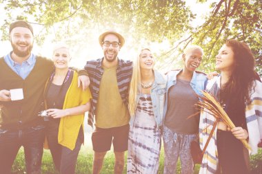 Arkadaşlar birlikte vakit geçiriyorlar.