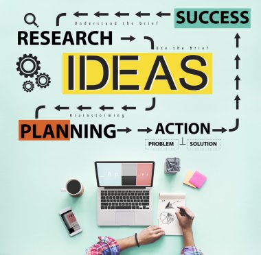 Fikirleri ile masa üstünde laptop