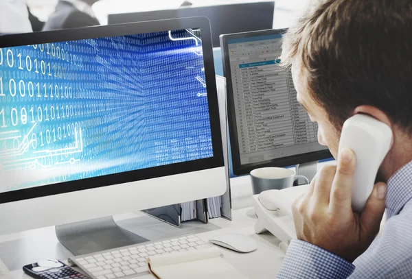 Homem de negócios trabalhando no computador com código binário — Fotografia de Stock