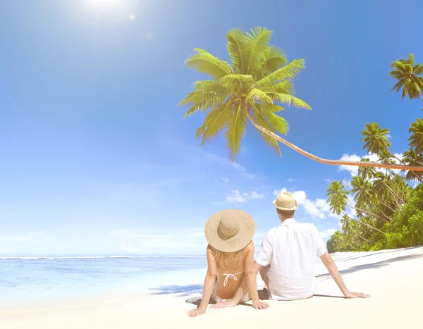 Couple passant la lune de miel sur l'île — Photo