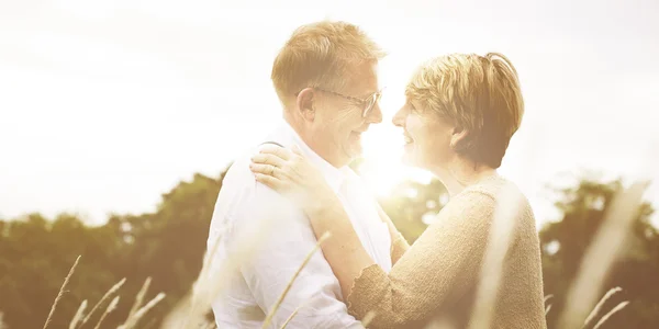 Feliz pareja de ancianos al aire libre — Foto de Stock