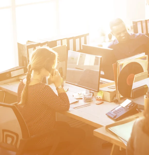 Hommes d'affaires au bureau — Photo