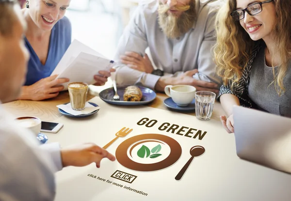 Les gens qui discutent de Go Green — Photo