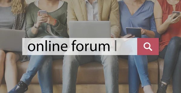 Menschen sitzen mit Geräten und Online-Forum — Stockfoto