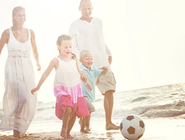 ビーチで子供たちと幸せな家庭 — ストック写真